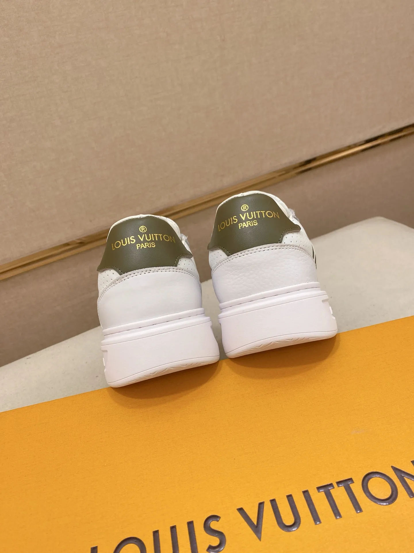 Men's shoes 💰: 420💰🎉🎉LV~Louis Vuitton trendy men's shoes New shipments Latest matching The same style as the official website Super high quality Hot sales of the season [strong] [strong] [strong] Selected first-layer cowhide, comfortable cowhide lining, original last, comfortable on the foot, wear-resistant rubber outsole Size number: 38-44.